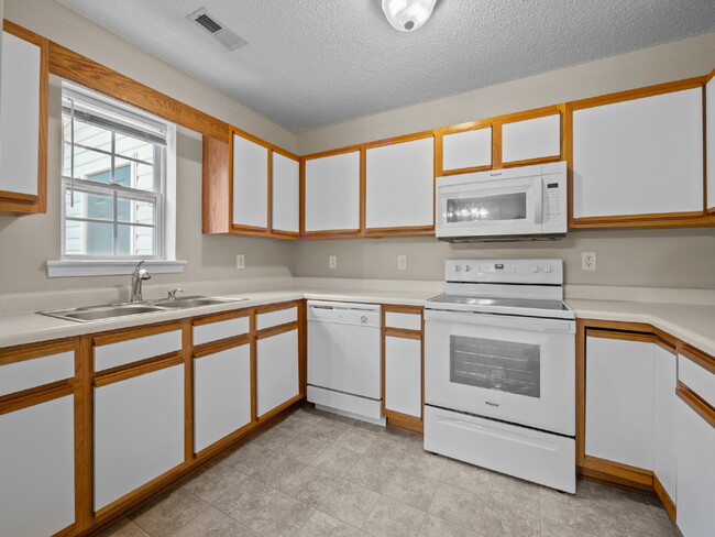 Foto del edificio - Available Now! 2 Bedroom, 2.5 BathTownhome...