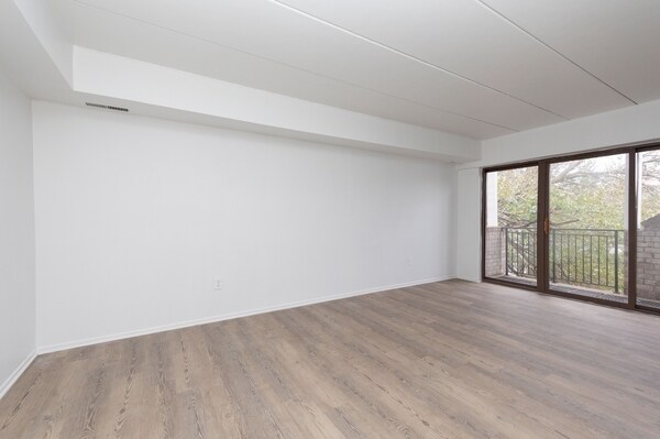 Sala de estar/Balcón-Clásico - Creekview Terrace Apartments