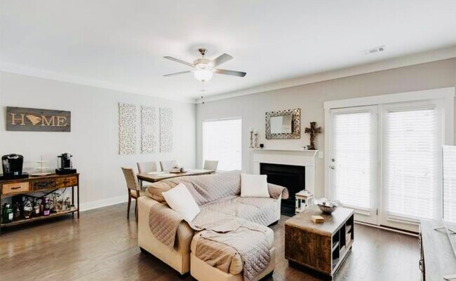 Foto del edificio - 731 Elmbrook Dr