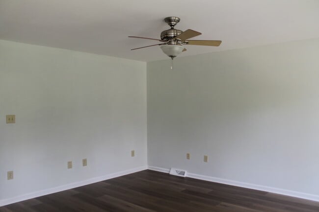 Living Rm - 553 Gordon Rd