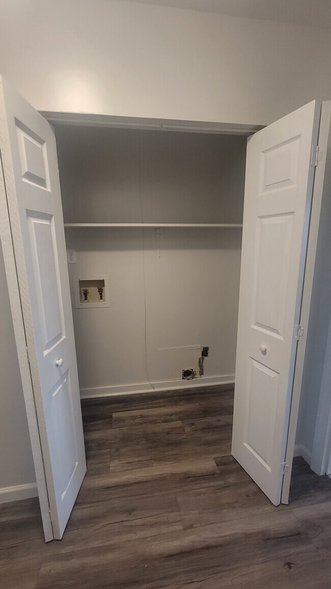 Washer/Dryer Hook up - 201 Shipman Rd