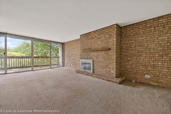 Foto del edificio - 5700 Hillcrest Ln