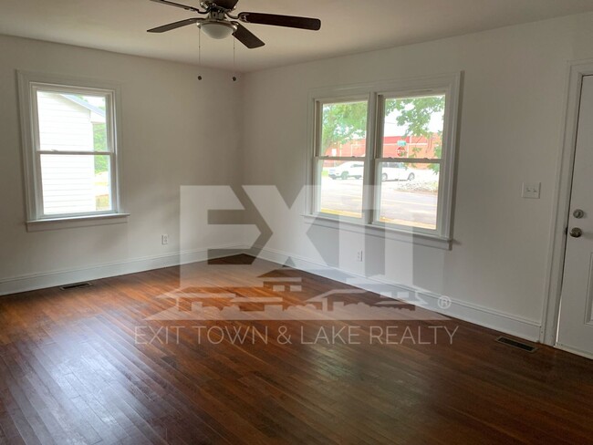 Building Photo - Welcome to your 2 bedroom, 1 bath home in ...