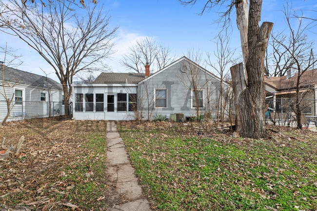 Building Photo - 1913 N Hood St