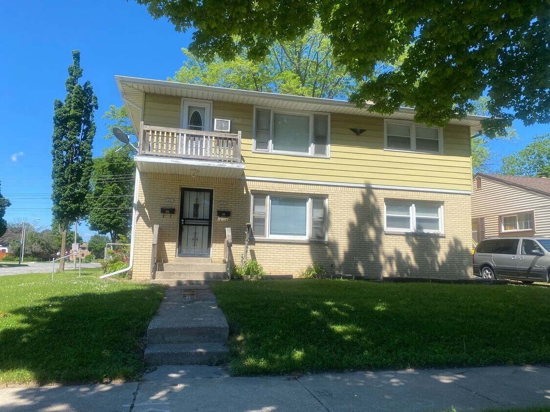 5203 N 83rd St Unit 5205 Upper, Milwaukee, WI 53218 Room for Rent in
