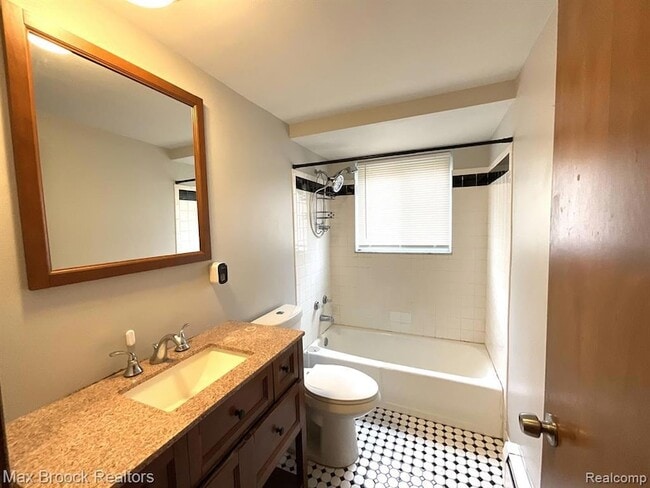 Foto del edificio - 15249 E 9 Mile Rd