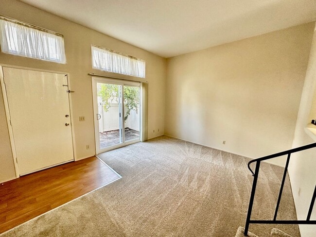 Building Photo - Spacious La Jolla 2BR/1.5BA Townhouse with...