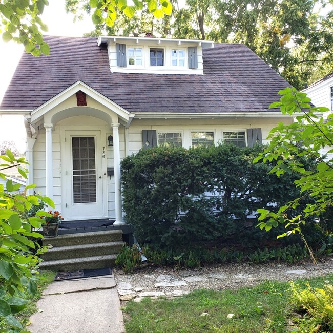Building Photo - 726 Briar Hill Rd