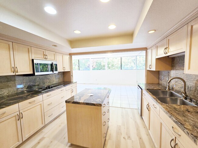 Foto del edificio - 2420 Torrey Pines Rd