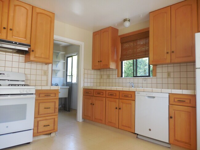 Building Photo - Cute and Quaint 2/1 Near Mills Peninsula!