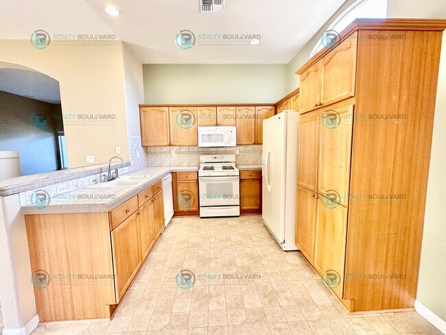 Foto del edificio - Open Layout, Big Yard, Great Location—This One Has It All!