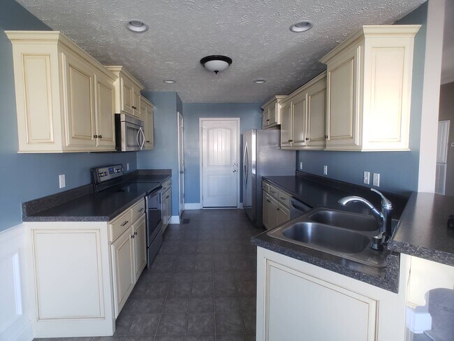 Building Photo - 1006 Halverson Dr