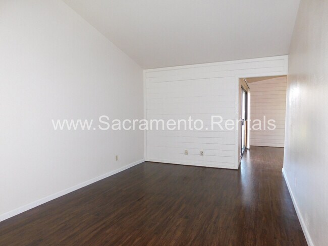 Foto del edificio - Spacious 2bd/2ba Foothill Farms Duplex with 2 Car Garage
