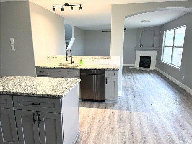 Building Photo - 1611 Wooded Acres Dr