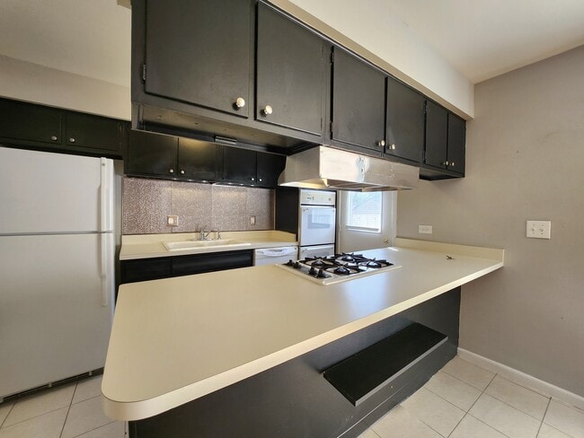 Building Photo - Spacious Townhome in Barrington!!