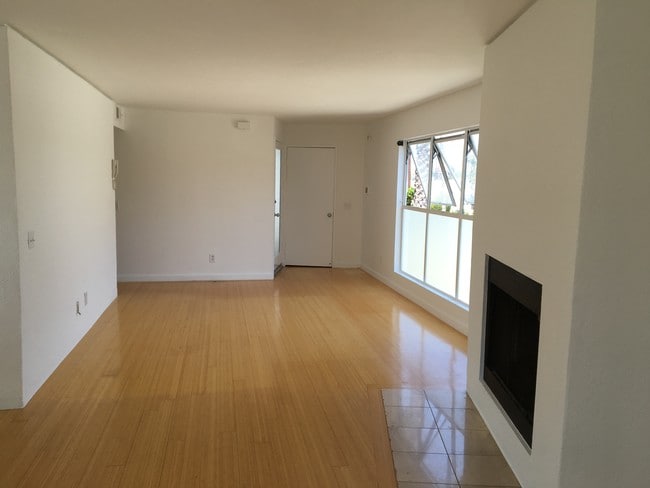 Living room - 2207 Brenta Pl