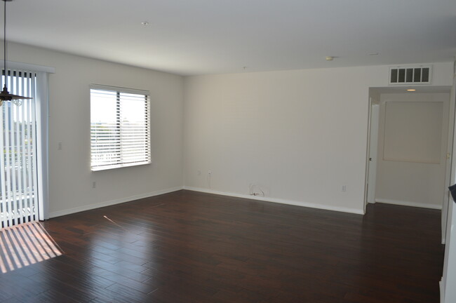 Building Photo - Beautiful 2/2 DOMA Little Italy Condo with...