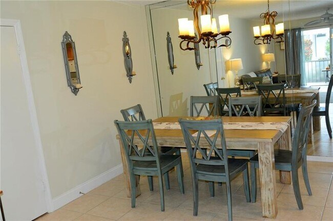 Building Photo - 6499 Bay Club Dr