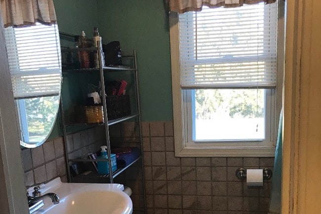 Bathroom (2nd floor) - 364 McKenzie St N