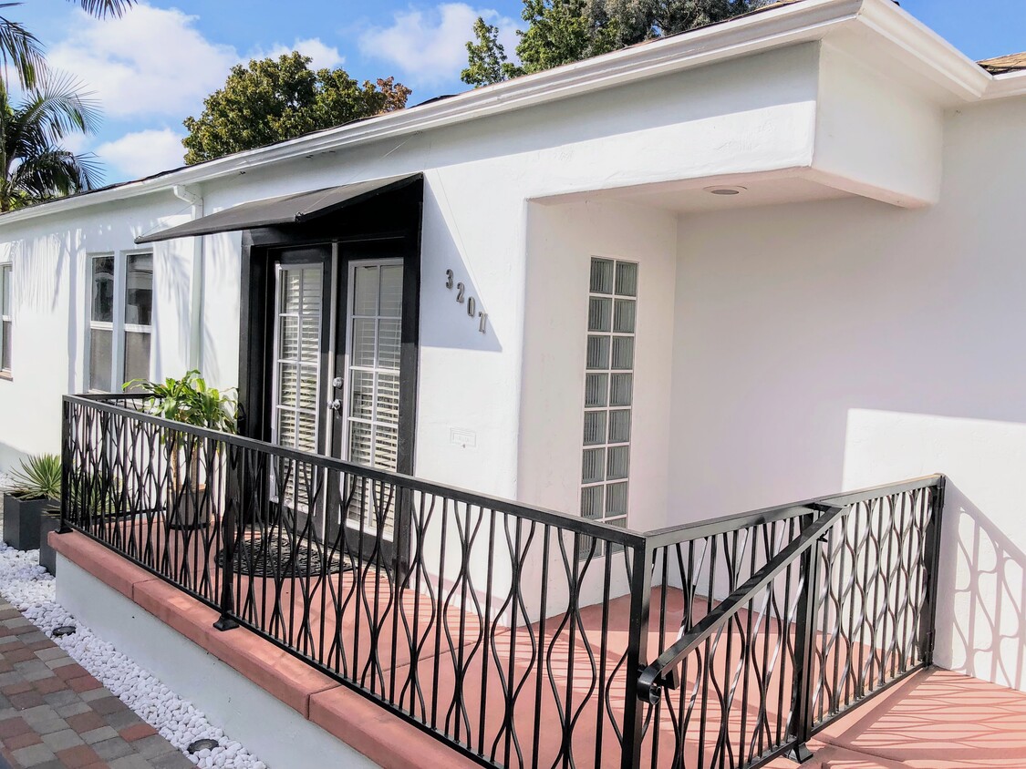 gated porch - 3207 30th St