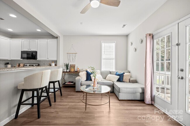 Foto del edificio - 11339 Dundarrach Ln
