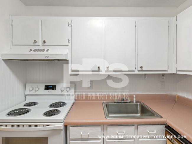 Building Photo - FULLY RENOVATED UNIT!!! WITH ONE MONTH REN...