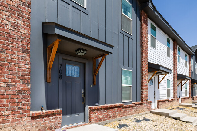 Entrada de la unidad a casas recién construidas - 7th Street Townhomes