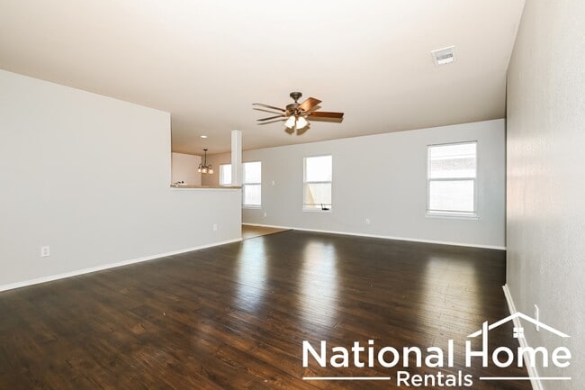 Building Photo - 411 Silver Leaf Dr