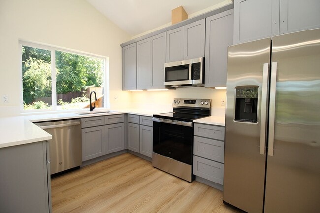 Building Photo - 4658 SW Fairvale Ct