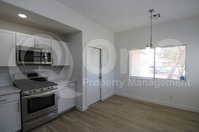Foto del edificio - 16175 W Washington St