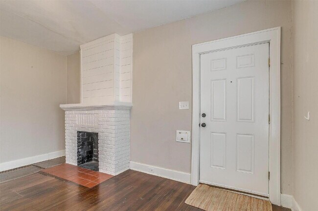 Foto del edificio - 2 bedroom Duplex in Ryan Place on Large Corner Lot