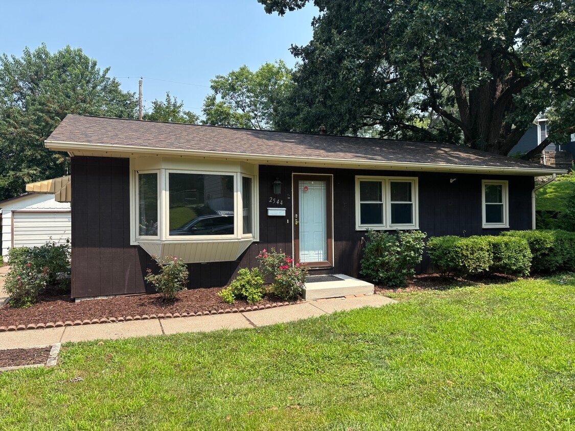 Primary Photo - 2544 Glenn St