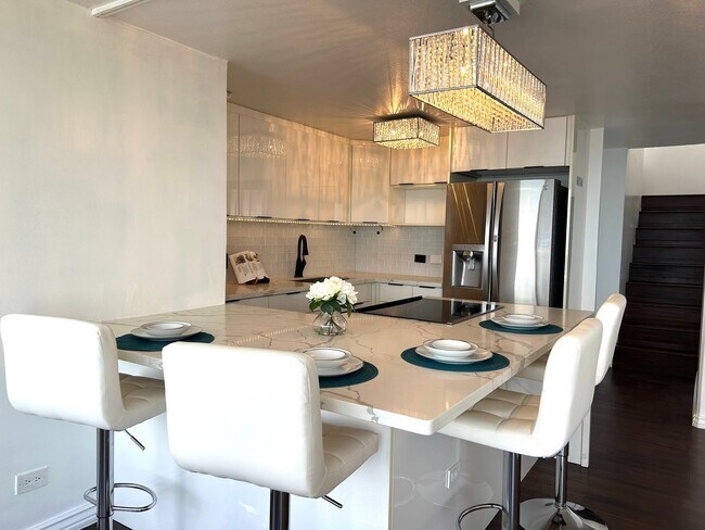 Foto del edificio - Beautifully Renovated 2 bedroom Penthouse with a Roof-Top Loft and Lanai!