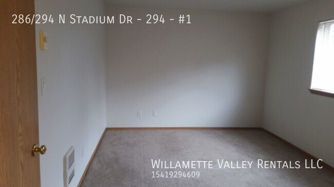 Building Photo - Apartment across from WOU