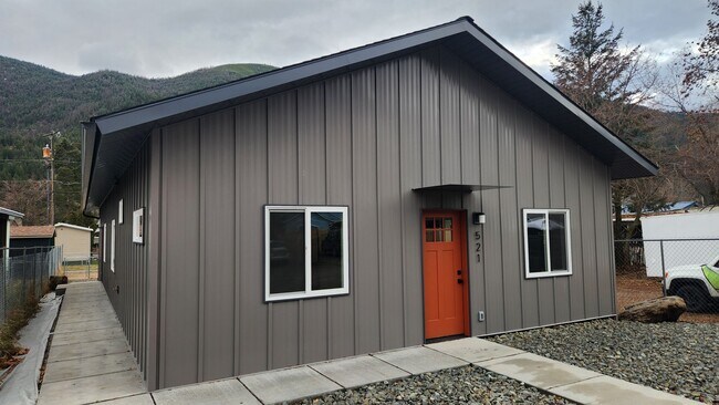 Foto del edificio - Newly Constructed Four Bedroom House With a Dog Considered