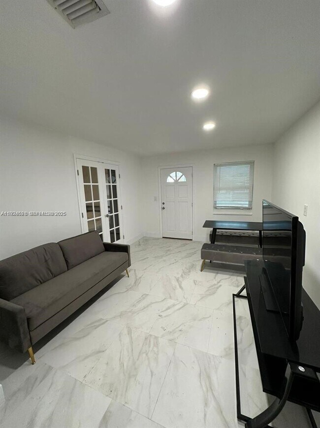 Building Photo - 2320 SW 44th St