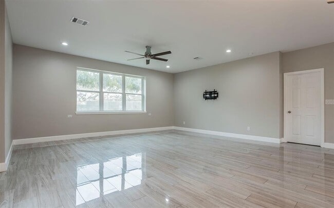 Building Photo - 2718 Leslie Ln