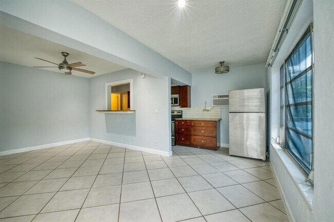 Building Photo - 408 NE 7th Avenue Unit 17