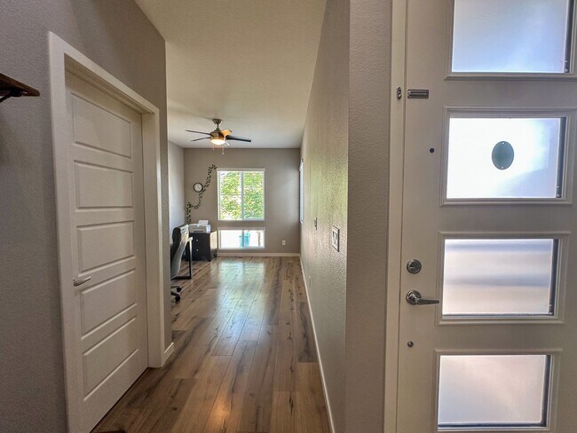 Foto del edificio - Upgraded 3-Bedroom home in Stepping Stone