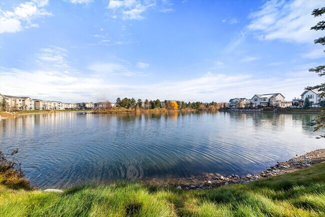 Foto del edificio - Waterfront End-Unit | 3 Bed | 3 Bath | 2,189 Sq. Ft. | Gated Community | Luxury Lake Living