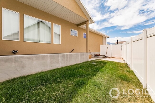 Building Photo - Brand New Basement Apartment With Private ...