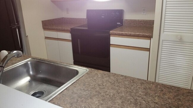 Building Photo - 9733 Westview Dr