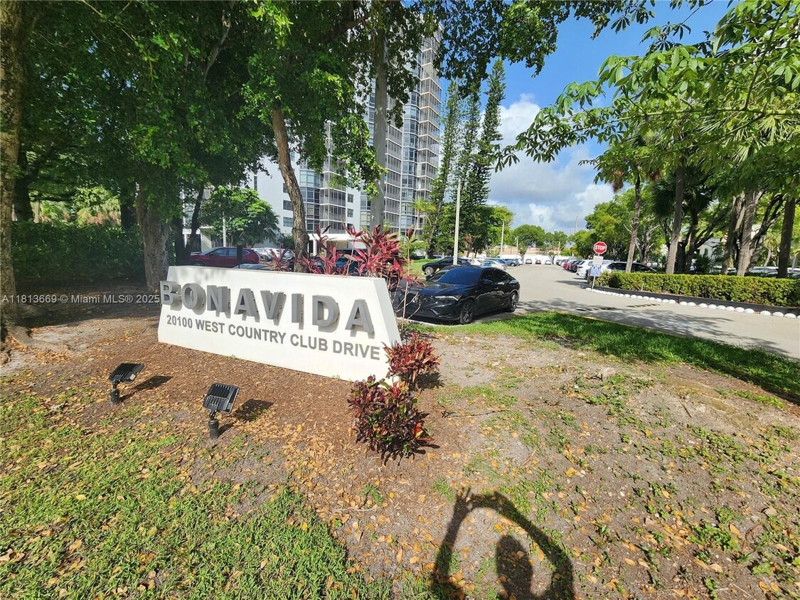Primary Photo - 20100 W Country Club Dr