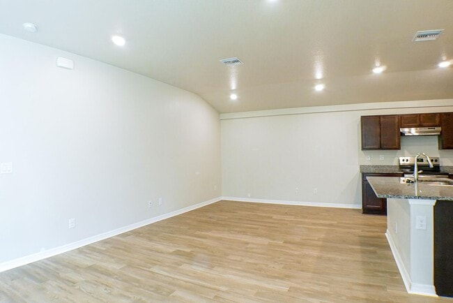 Foto del edificio - 341-343 Reeves St