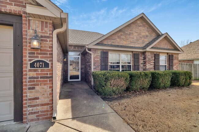 Building Photo - 4 Bedroom Brick home in Central Fayetteville!
