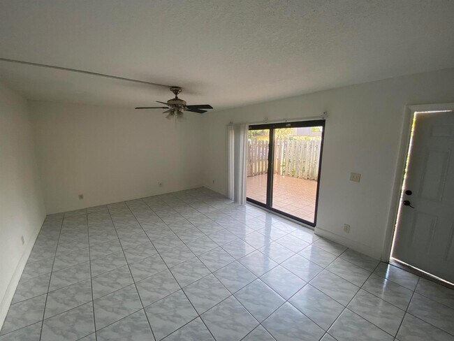 Foto del edificio - 2370 Waterside Dr
