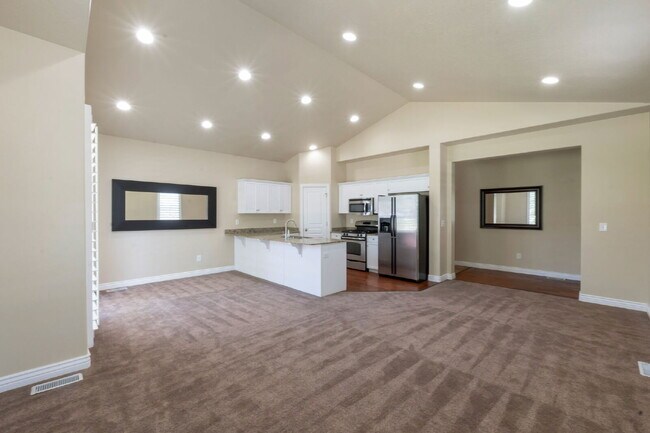 Building Photo - Resort-Style Living near Traverse Mountain