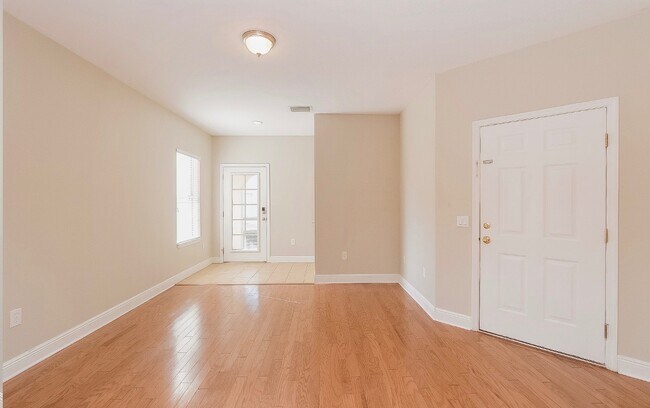 Building Photo - 710 Mission Ln