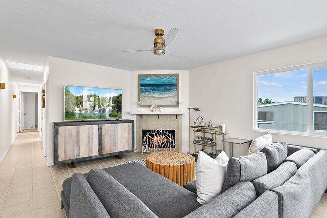 Building Photo - Meticulously Designed and Upgraded Three S...