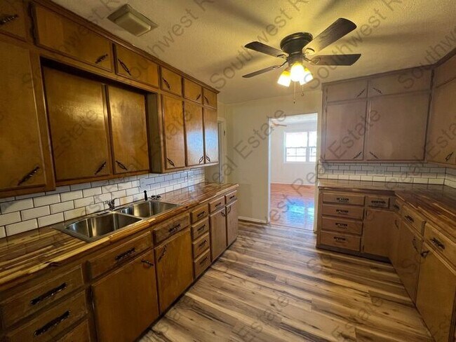 Foto del edificio - Beautiful Newly Renovated 3 Bedroom 2 Bath...